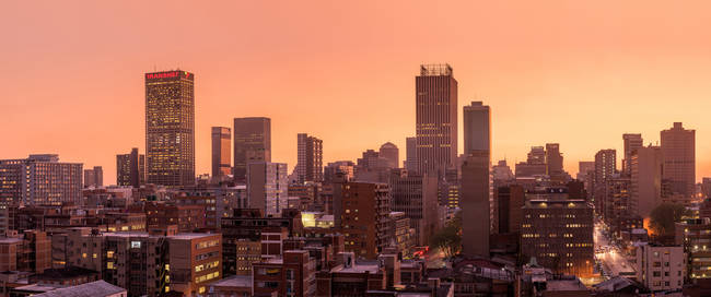 Skyline Johannesburg bij zonsondergang