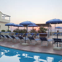 Buitenzwembad bij zonsondergang (Hotel Piccolo Paradiso)