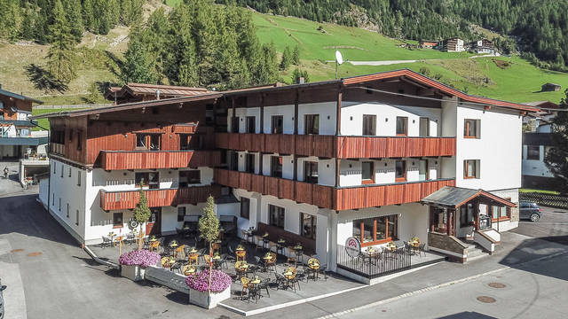 Aanzicht hotel First Mountain Hotel Ötztal