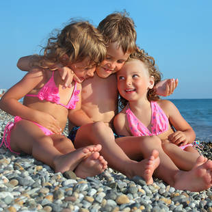 Drie kinderen op strand