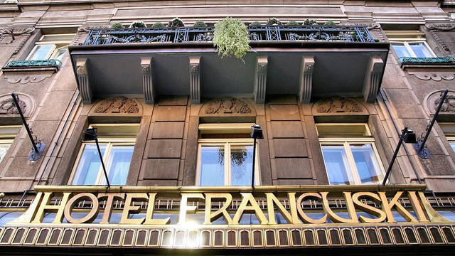 Voorzijde Hotel Francuski