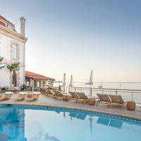 Charmant en luxe boetiekhotel, schitterend gelegen op een lage klif direct naast het strand.