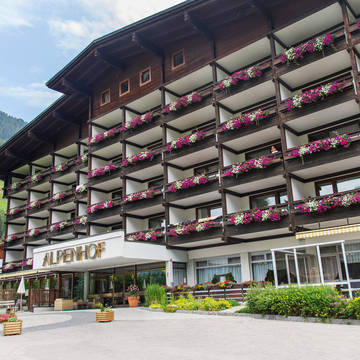 Vooraanzicht Hotel Alpenhof
