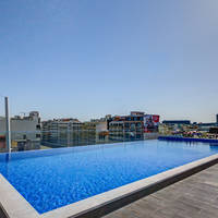 Heerlijk hotel met zeer goede service. Het prachtige dakterras is een enorme plus voor het hotel (met zwembad).