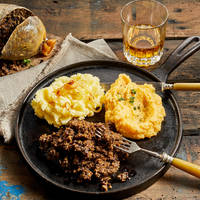 Traditioneel Schots gerecht: haggis, neeps & tatties met whisky