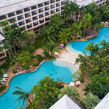 Bovenaanzicht Zwembad Ravindra Beach Resort & Spa