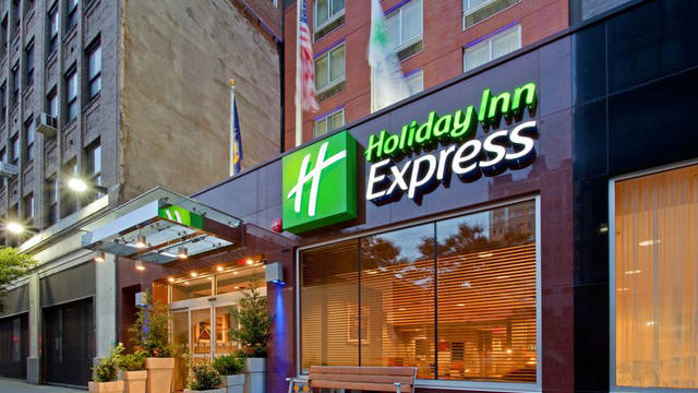 Voorzijde Hotel Holiday Inn Express Times Square