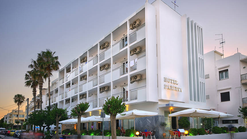 Buitenaanzicht Paritsa Hotel