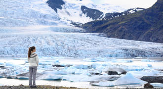 Vrouw bij de Vatnajökull gletsjer