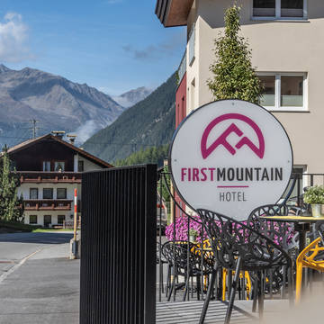 Buiten aanzicht First Mountain Hotel Ötztal