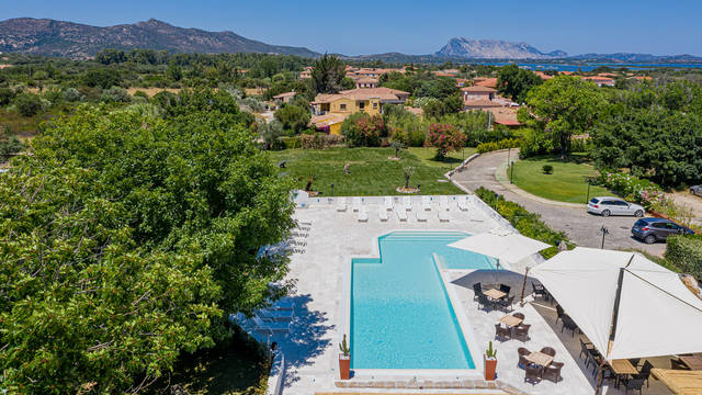 Buitenzwembad met uitzicht Hotel Le Mimose