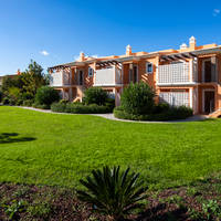 Mooi, rustig gelegen resort met kleurrijke appartementen en villa's omgeving door tuinen.