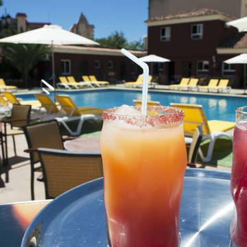 Zwembad Itaca Fuengirola met drankje Hotel Itaca Fuengirola