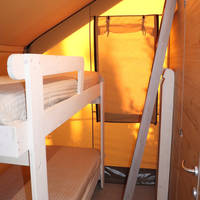 Slaapkamer met stapelbed bungalowtent