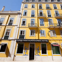Het kleurrijke Turim Restauradores hotel heeft een centrale ligging in de uitgaanswijk Bairro Alto.