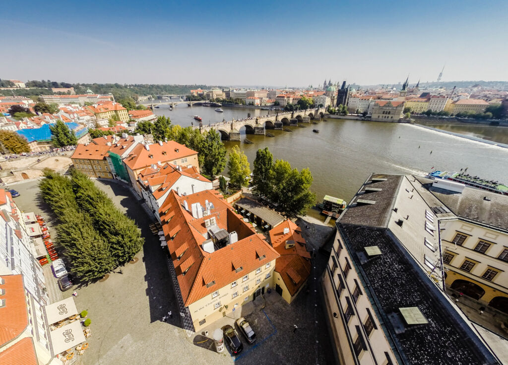 Archibald at the Charles Bridge - Praag, Tsjechië